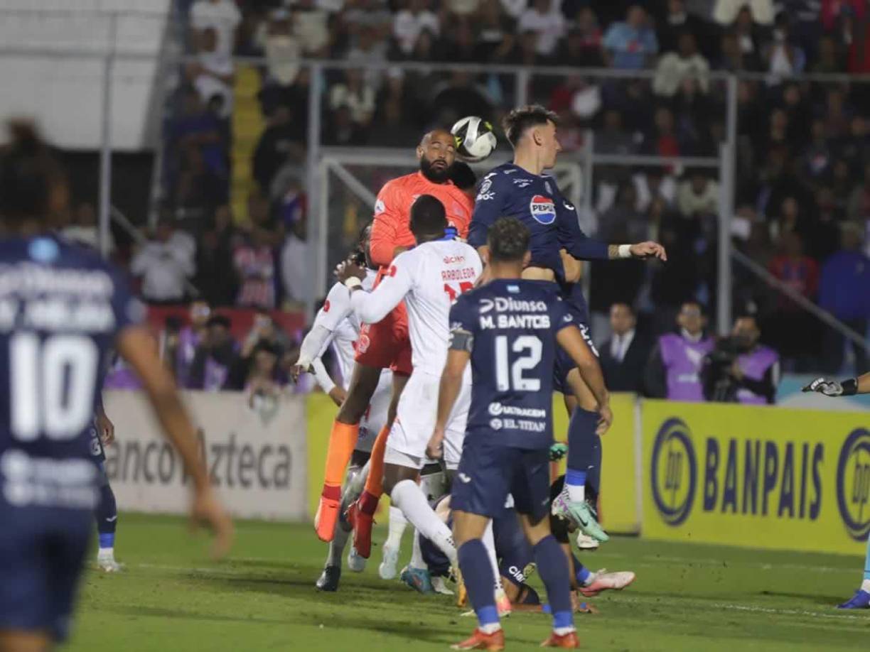 Edrick Menjívar subió al ataque en los últimos segundos para buscar el empate que nunca llegó para el Olimpia que vio como Motagua le ganó una nueva final (son 8 ya).