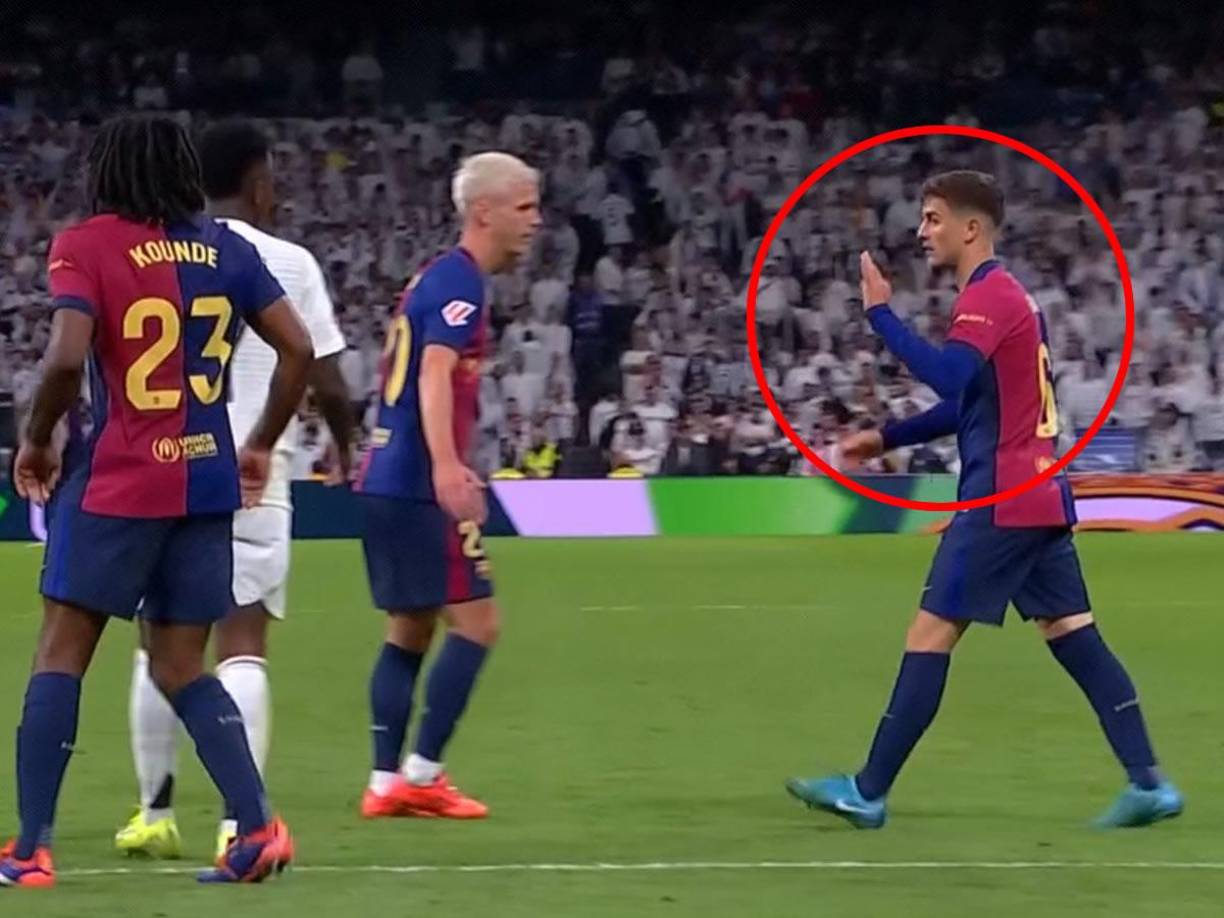 Gavi le hace la seña de 4 a Vinicius por el marcador de la victoria del Barcelona al Real Madrid.