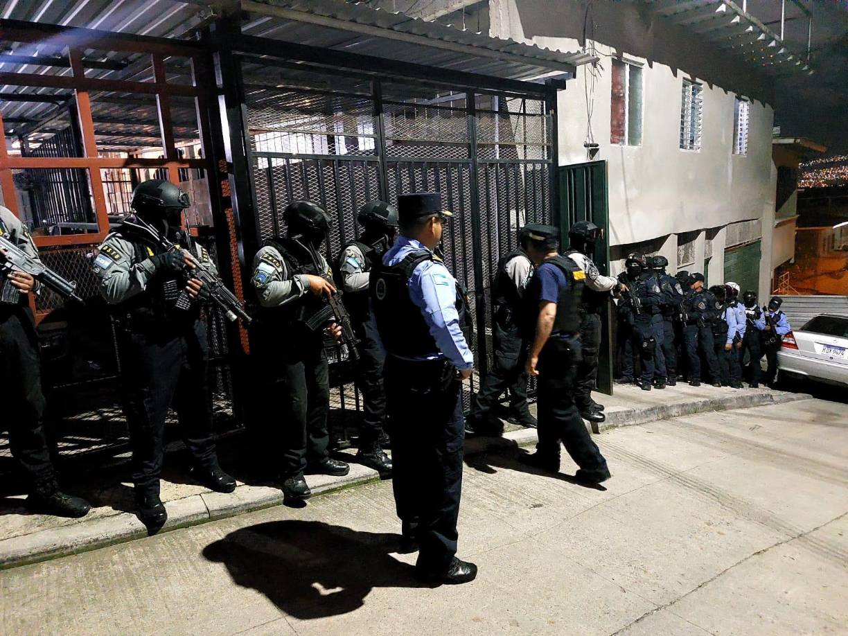 En el operativo, que fue respondido por varios miembros de la pandilla, murió un supuesto miembro de la estructura criminal. 