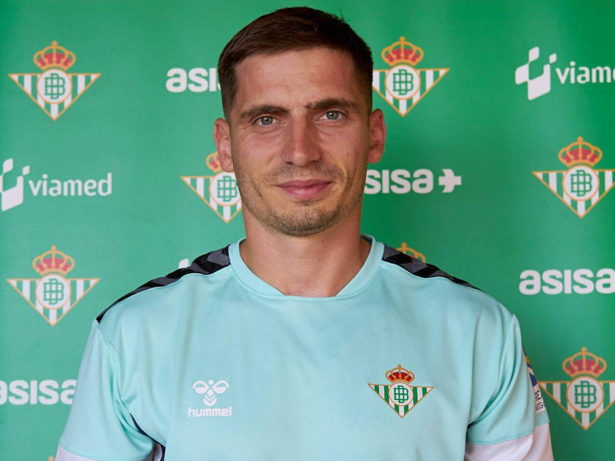 El lateral izquierdo francés Romain Perraud es nuevo jugador del Real Betis, llega procedente del Southampton de Inglaterra.. Firma por cinco temporadas, por lo que estará vinculado al club sevillano hasta 2029.