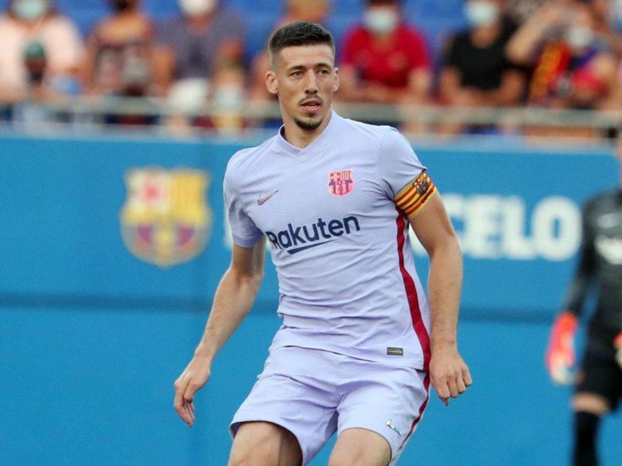 Lenglet abandonará el Barcelona otra vez en calidad de cedido. Su ficha de 16 millones de euros es un gran problema para los equipos interesados: Atlético y Villarreal. El defensor francés debe elegir ahora cuál es la mejor opción para su futuro entre estos dos clubes españoles, aunque hay otros interesados en su fichaje.