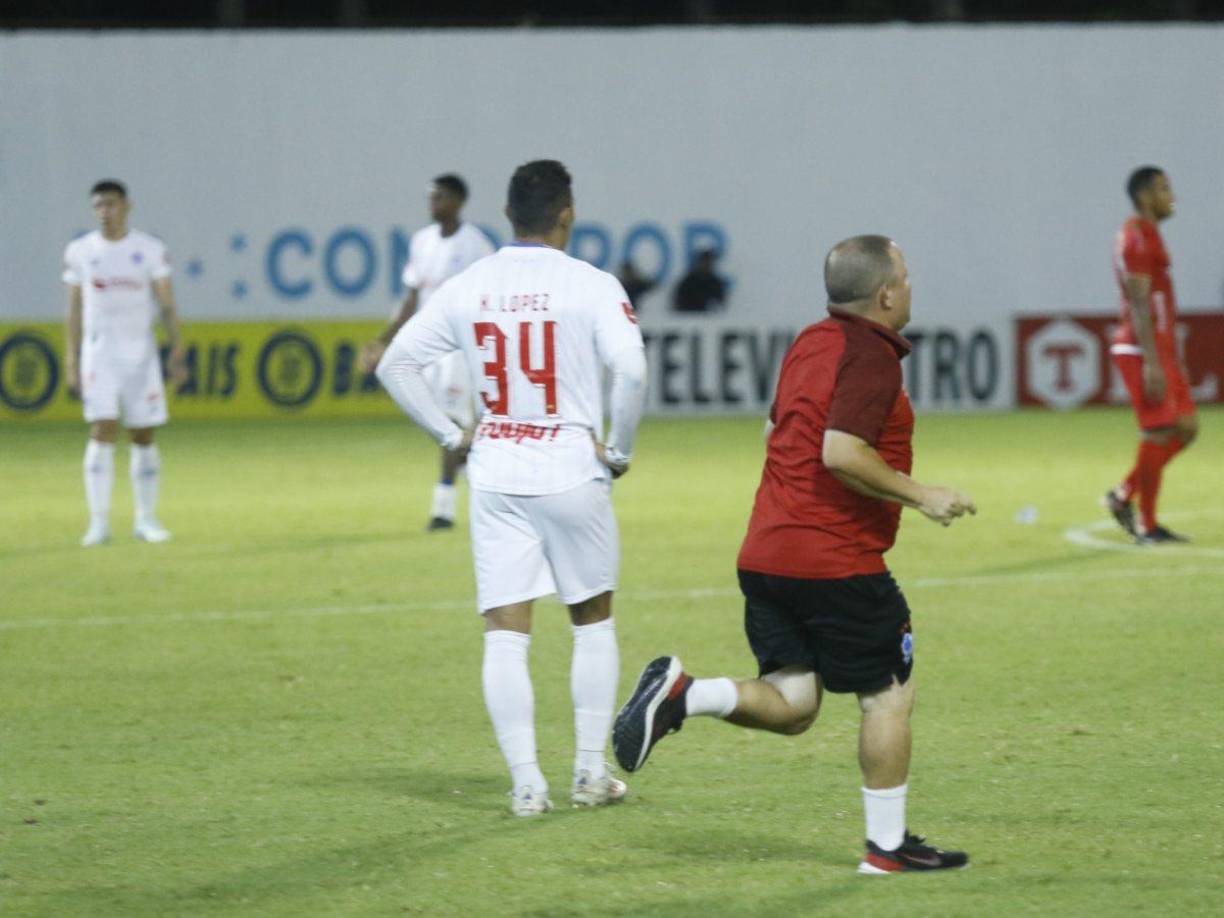 ”El Chelito” pegó una gran corrida tras el pitazo final del juego. 