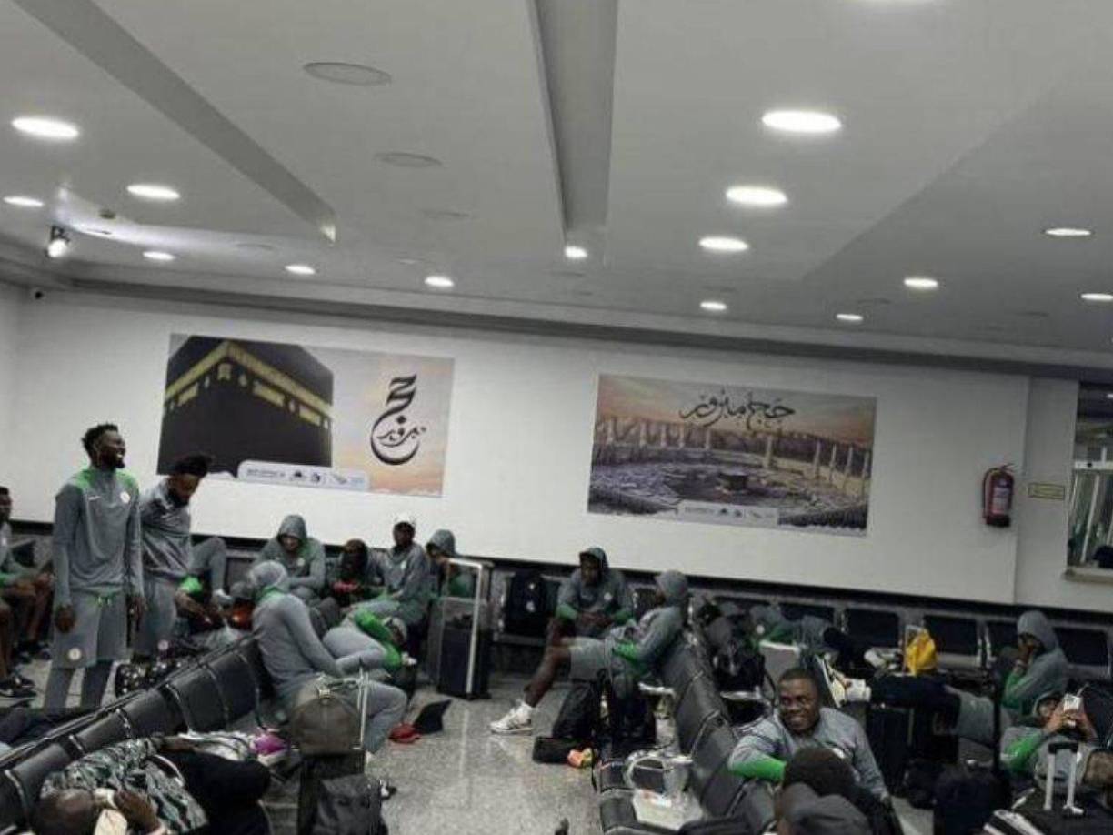 Todo iba como estaba previsto. Avión con destino a Bengasi para bajarse, ir al hotel y concentrarse para el encuentro. Sin embargo, el aeroplano cambió de rumbo y se desvió cientos de kilómetros.