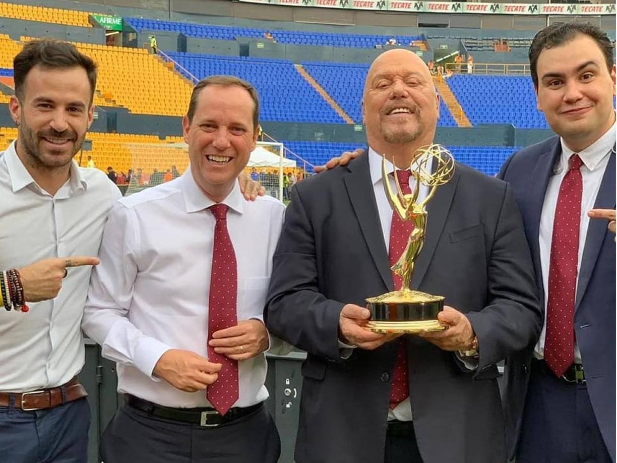 El ‘Perro’ Bermúdez inició su carrera como narrador de futbol en Televisa y se convirtió en la voz estelar en la década de los 90s.
