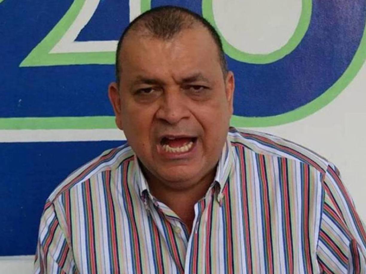 “¿Cómo va a votar por un golpeador de su mamá? Es un mal ejemplo. Es un tipo que lo encierran”, fue otra acusación de Orlando Ponce sobre Rashid Mejía. 