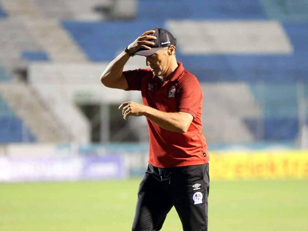 Definitivamente el Olimpia no tendrá la presencia de Pedro Troglio en el banquillo porque se marcha el 27 de diciembre con destino a Argentina y será su nuevo entrenador quien lo dirigiría a los melenudos.