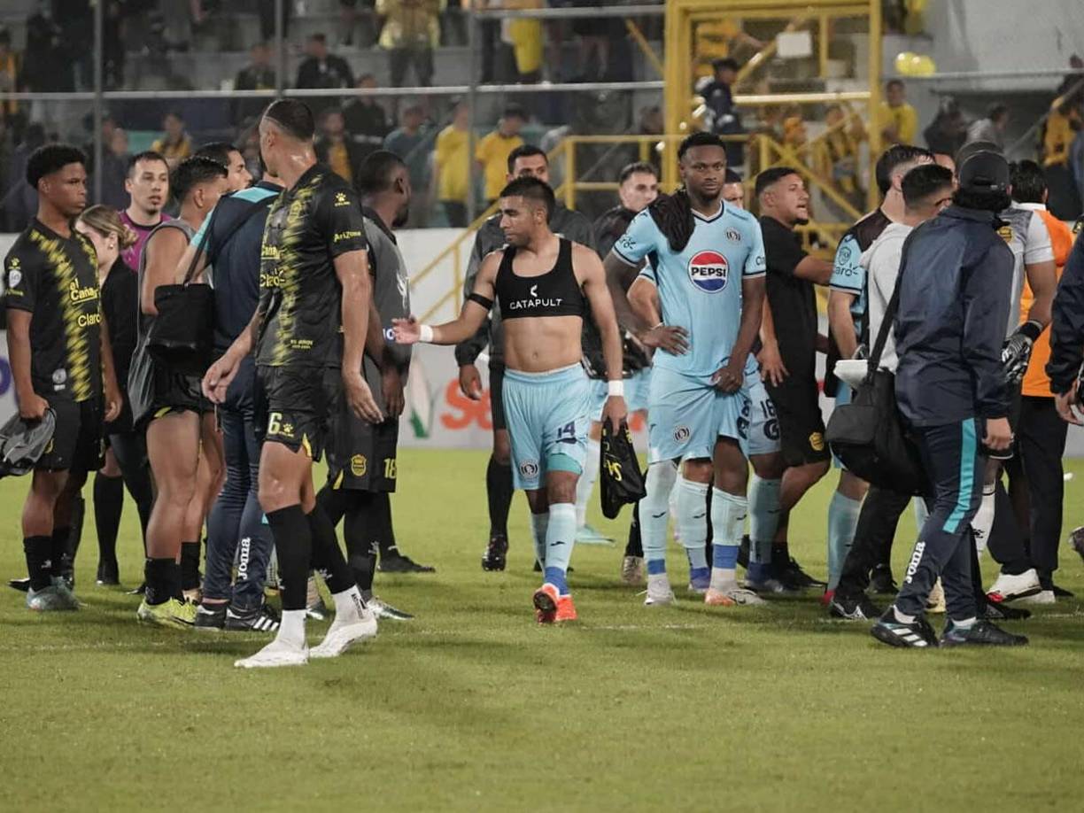 Por fortuna, la cosa no pasó a más y los futbolistas de ambos equipos se saludaron al final del partido.