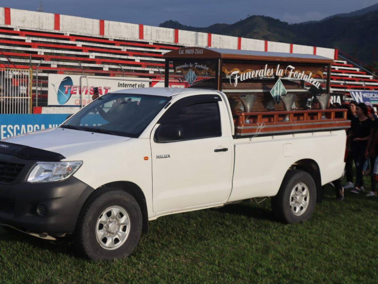 Posteriormente el ataúd donde descansa Hermelindo Cantarero fue llevado al estadio Francisco Martínez de Tocoa.