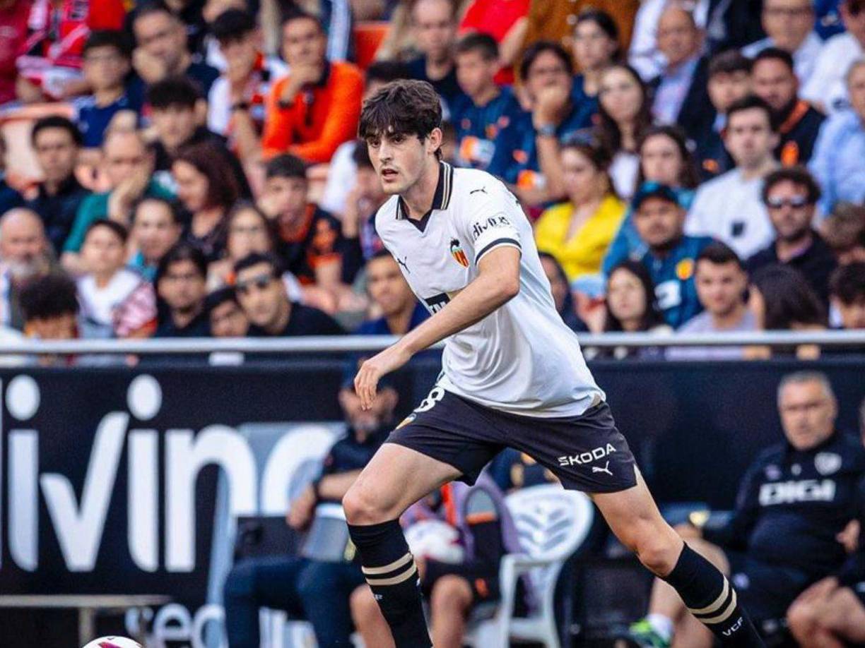Sorpresa. Según Mundo Deportivo, el Barcelona se ha fijado en el centrocampista Javi Guerra, quien forma parte del Valencia e inclusive señalan que los culés habrían lanzado una oferta.