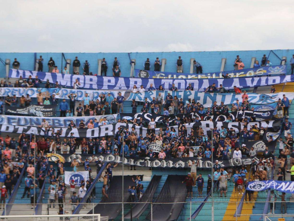 La barra del Motagua llegó y puso el ambiente en el sector de populares.