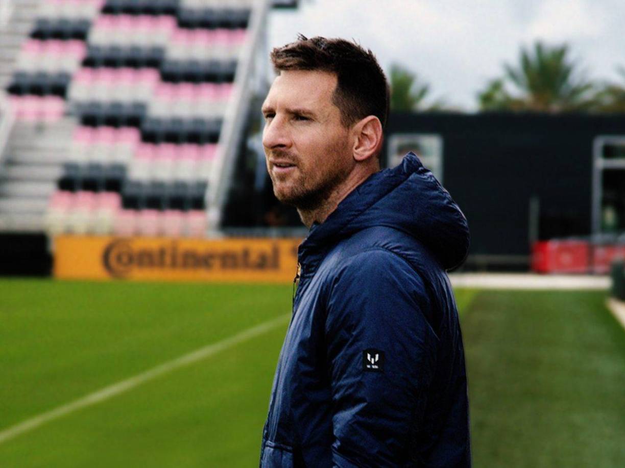 Esa acción hubiera significado la expulsión de Messi, pero Cel exárbitro handía se la perdonó a cambio de un recuerdo especial.