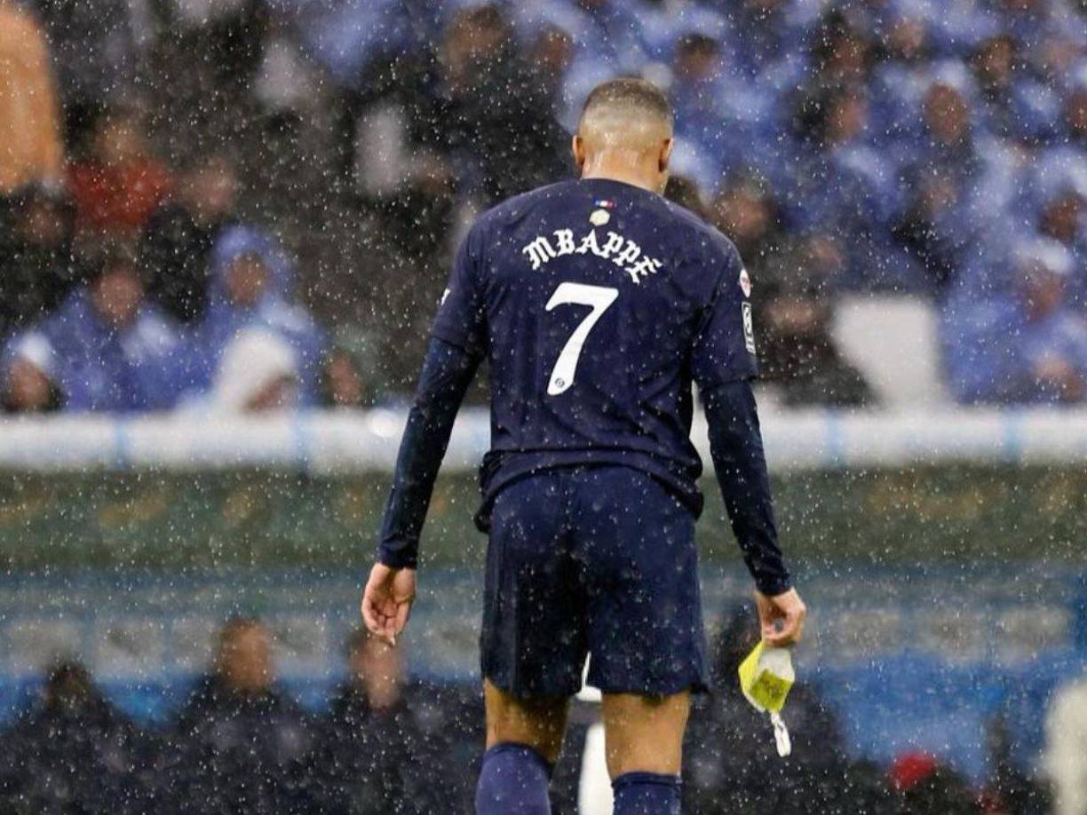  “FAKE NEWS !!!! Ya se está convirtiendo en previsible, en vísperas de una audiencia como por casualidad”, señaló Mbappé de manera categórica. 