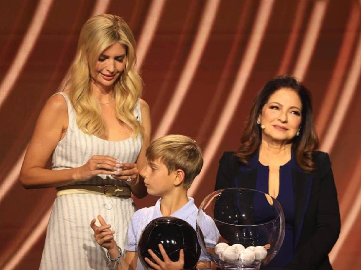 La hija de Donald Trump al momento de sacar las bolas y anunciar el nombre de uno de los equipos que participará en el Mundial de Clubes. 