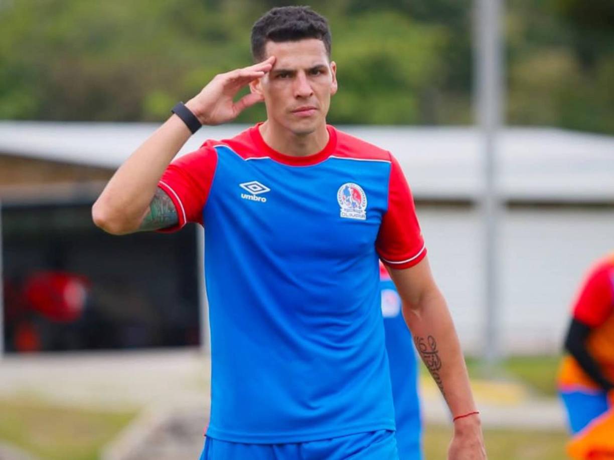 El defensor argentino Oliver Benítez rescindirá su contrato con Olimpia por lo que es una de las bajas del albo para el Clausura 2025.