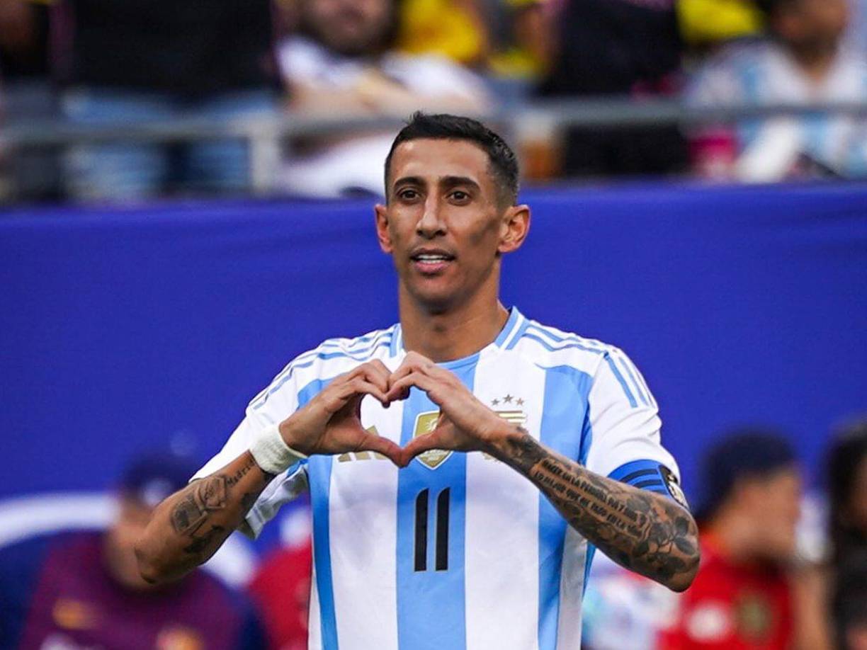 “Siempre quise y el sueño es querer volver a Central y retirarme con esta camiseta. Y es más que obvio que voy a seguir diciéndolo cada vez que me pregunten porque es lo que siento y siempre soñé. Era el momento justo después de decirle adiós a la selección, pero no se dio”, sostuvo.