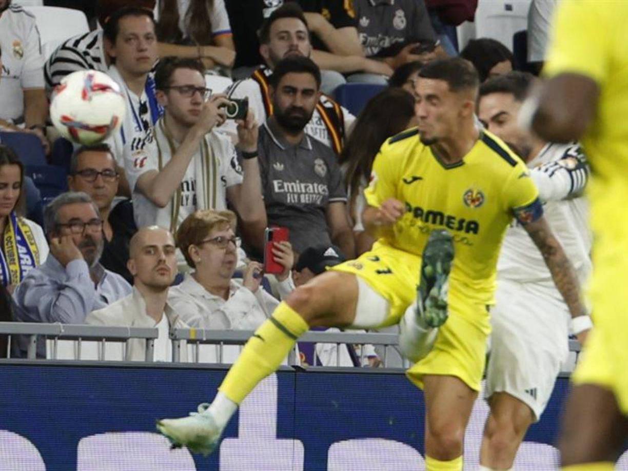 Pánico en el Madrid. En la última jugada del partido, Dani Carvajal fue a despejar un balón ante Yeremy Pino. Su pierna derecha se quedó enganchada con la del jugador del Villarreal y cayó al suelo a plomo.