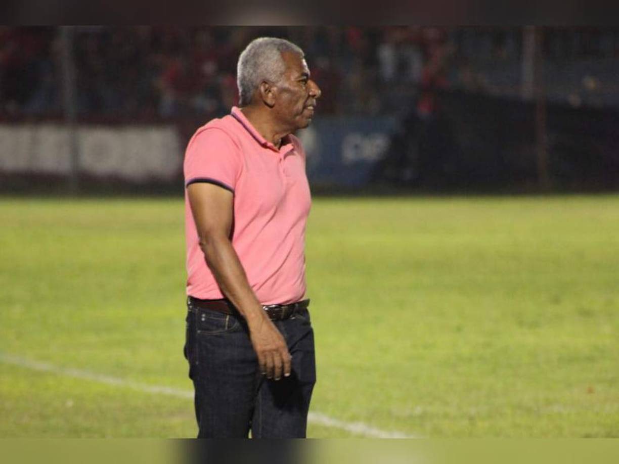 Héctor Castellón: El entrenador hondureño aparece en la lista de los estrategas que podrían tomar las riendas de la selección catracha como emergente.