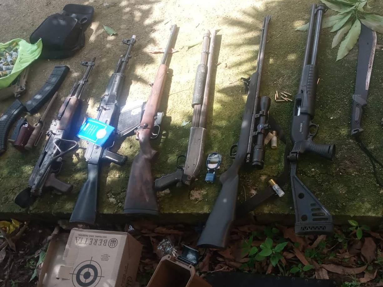 Entre las armas encontradas habían fusiles de asalto.