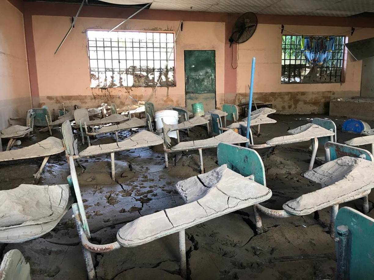 Y es que luego del desbordamiento del río Chamelecón, esta escuela ubicada a menos de 400 metros, fue devastada.
