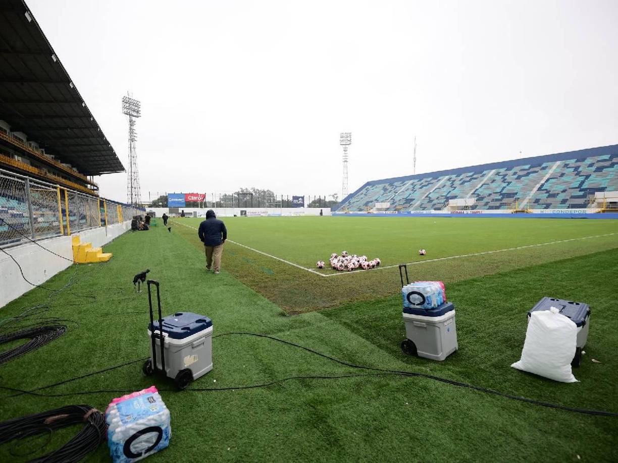 Así lucía el Estadio Morazán previo al entrenamiento de la ‘H’. La lluvia fue protagonista esta tarde en San Pedro Sula.