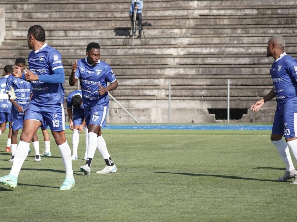Alberth Elis entrando en calor con su amigo y excompañero Deybi Flores. 