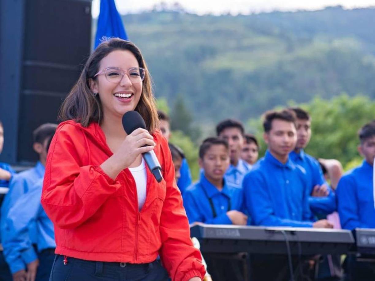 En junio de este año se conoció que empleados de la SEDESOL habían denunciado a Cardona por presuntamente usar fondos de SEDESOL para una “campaña proselitista” de su esposa, donde denunciaron que se utilizaron los recursos del Estado, que eran destinados para ayudas sociales como kits escolares, para sus campañas y movilizaciones del partido.