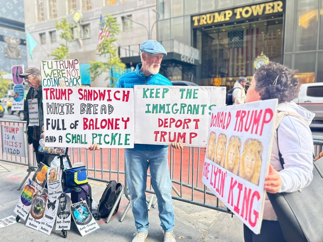 En las afueras del lujoso edificio un grupo de estadounidenses protestó con el candidato republicano.