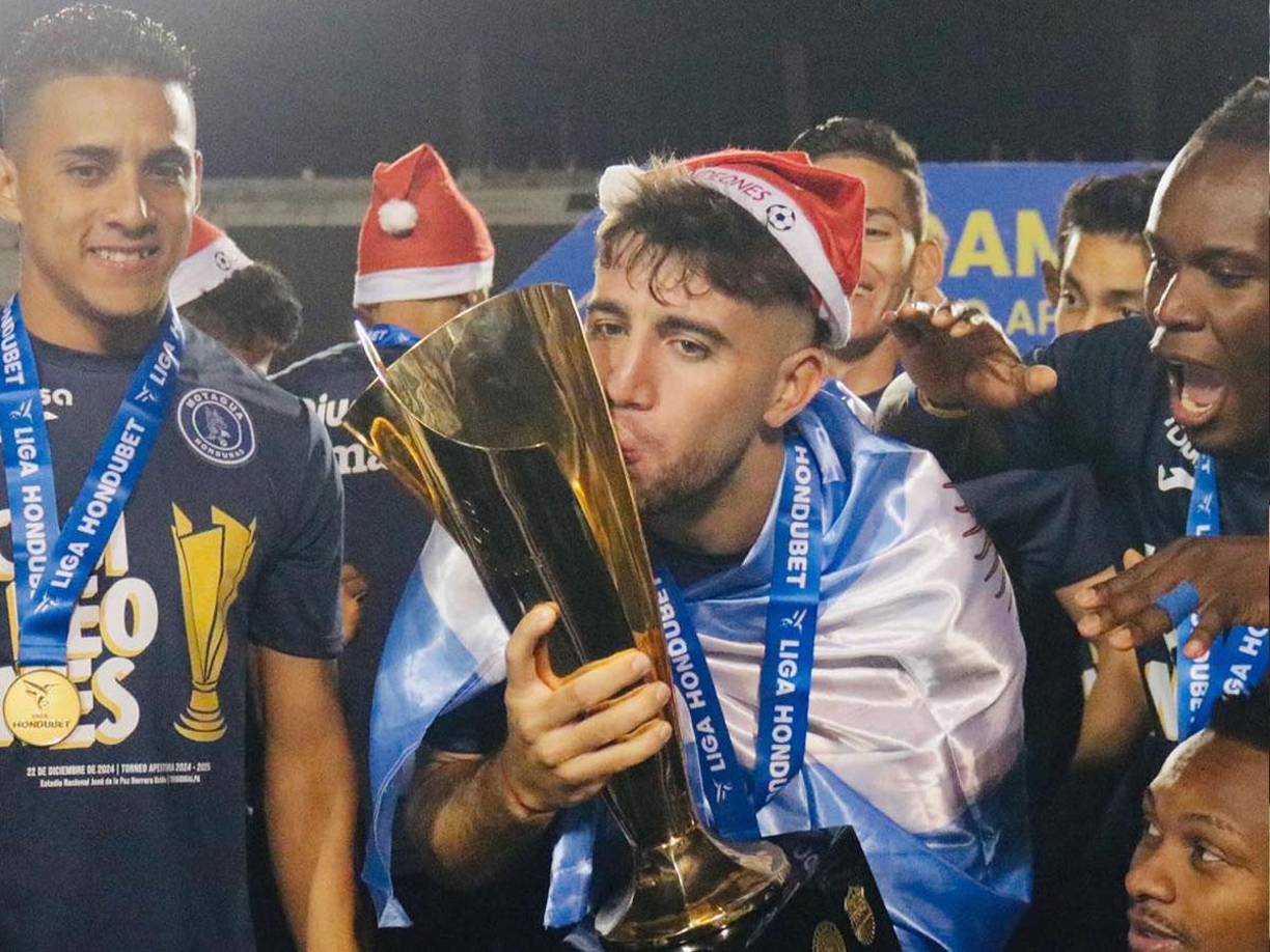 Agustín Auzmendi - El goleador argentino tiene contrato por dos años y medio más con el campeón Motagua, por lo que se queda en el club azul para 2025.