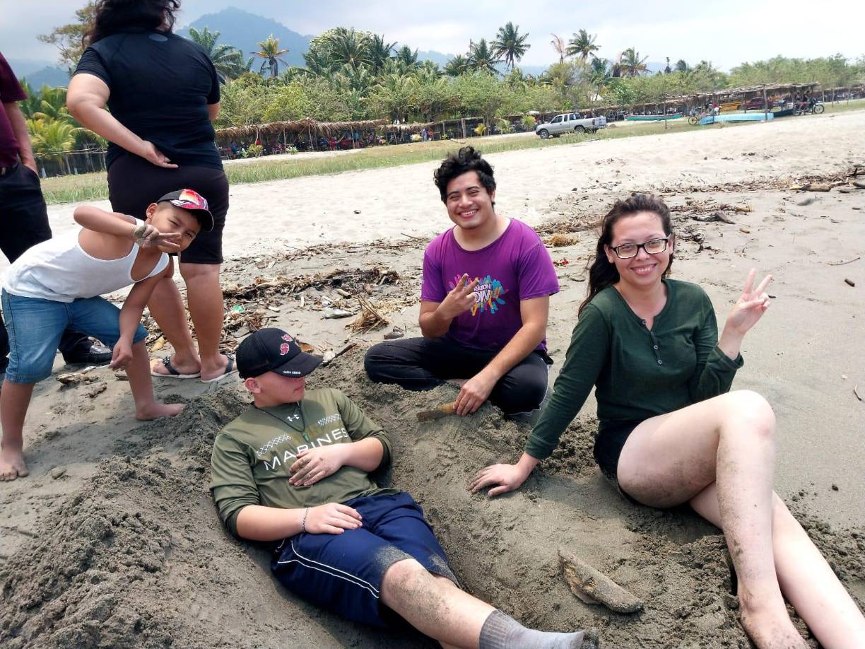 Guatemaltecos encantados con las playas de Masca, Omoa