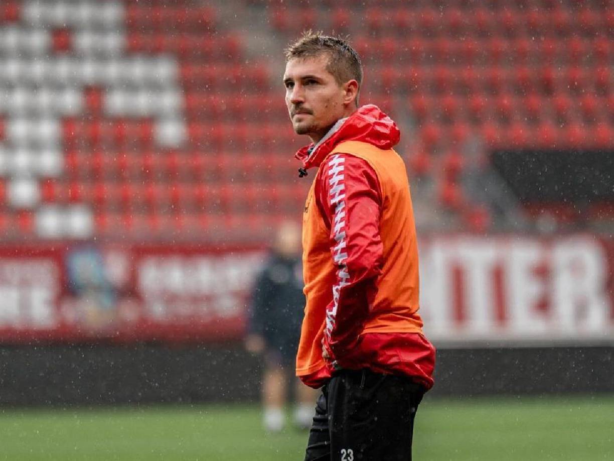 El mediocampista se lesionó durante un entrenamiento en Schladming (Austria), localidad donde el combinado está concentrado, en donde sufrió una caída en bicicleta, asi lo informó la federación checa.