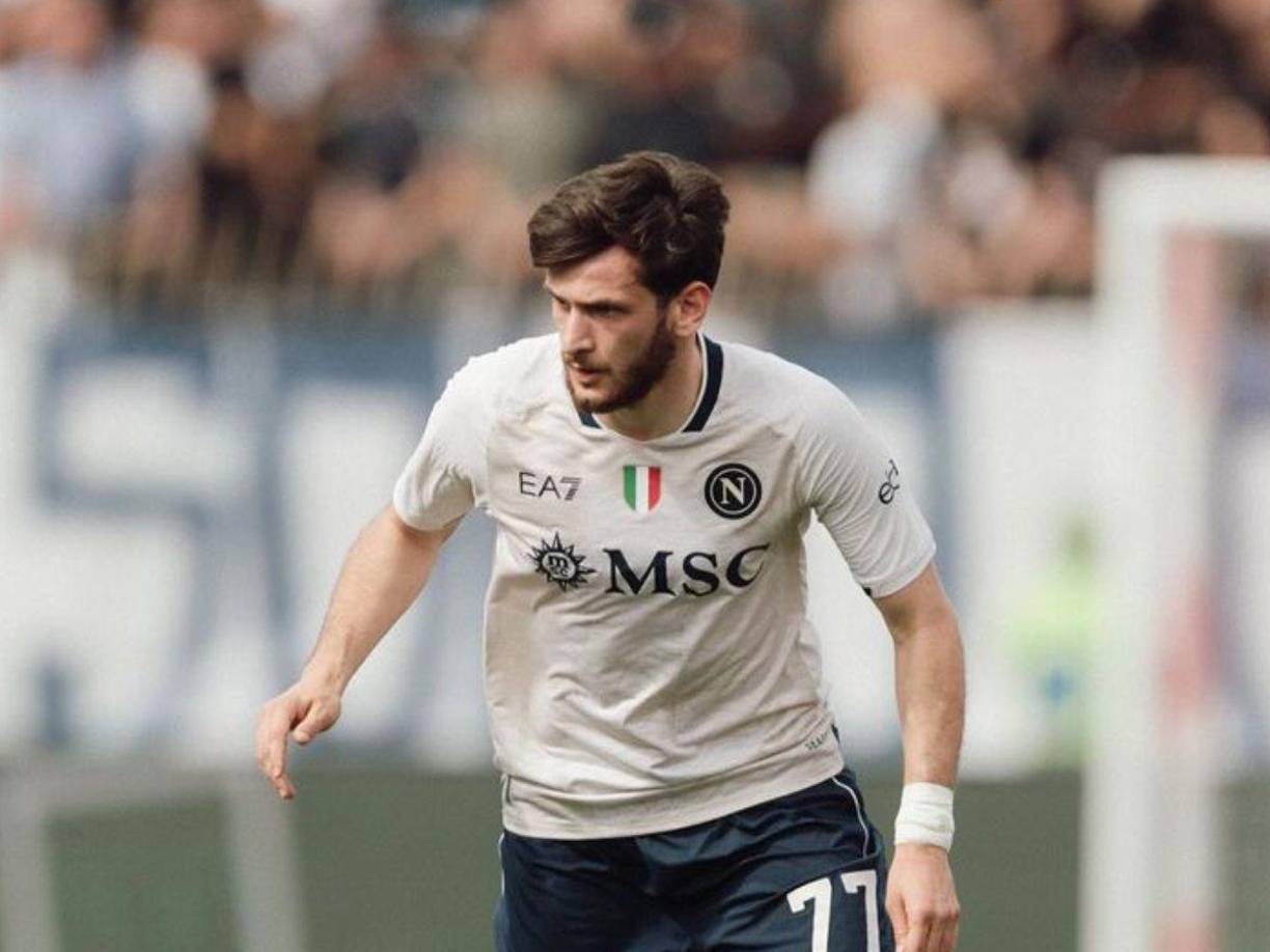 Según reveló el periodista italiano, Gianluca Di Marzio, el futbolista georgiano, Khvicha Kvaratskhelia, está cerca de llegar al PSG para la próxima temporada ya que los parisinos lanzarán una oferta de 100 millones de euros. El extremo llegará como reemplazo de Mbappé.