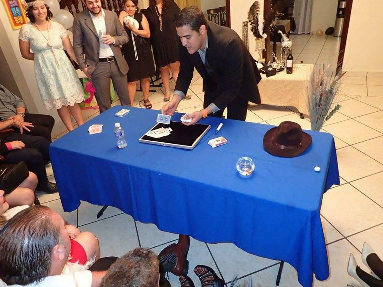 En sus años de adolescencia se hizo amigo de un mago, quien le compartió sus conocimientos. Entre risas recordó que su primera presentación fue en un hogar de niños de Puerto Cortés, cuando tenía 17 años, pero no resultó como esperaba.