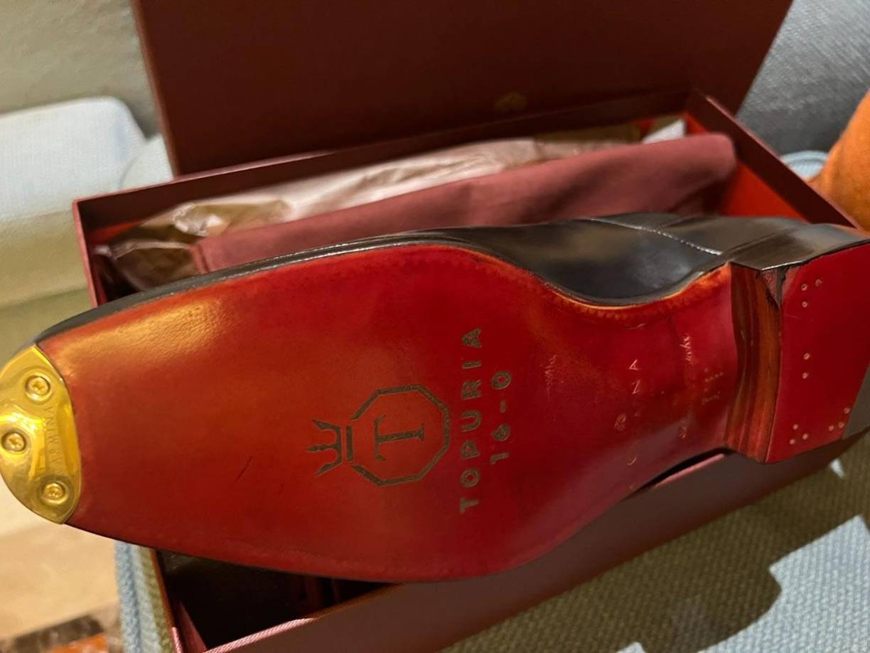 Así lucen los zapatos de Ilia Topuria. ‘El Matador’ cuida cada detalle, hasta en la suela de su calzado.