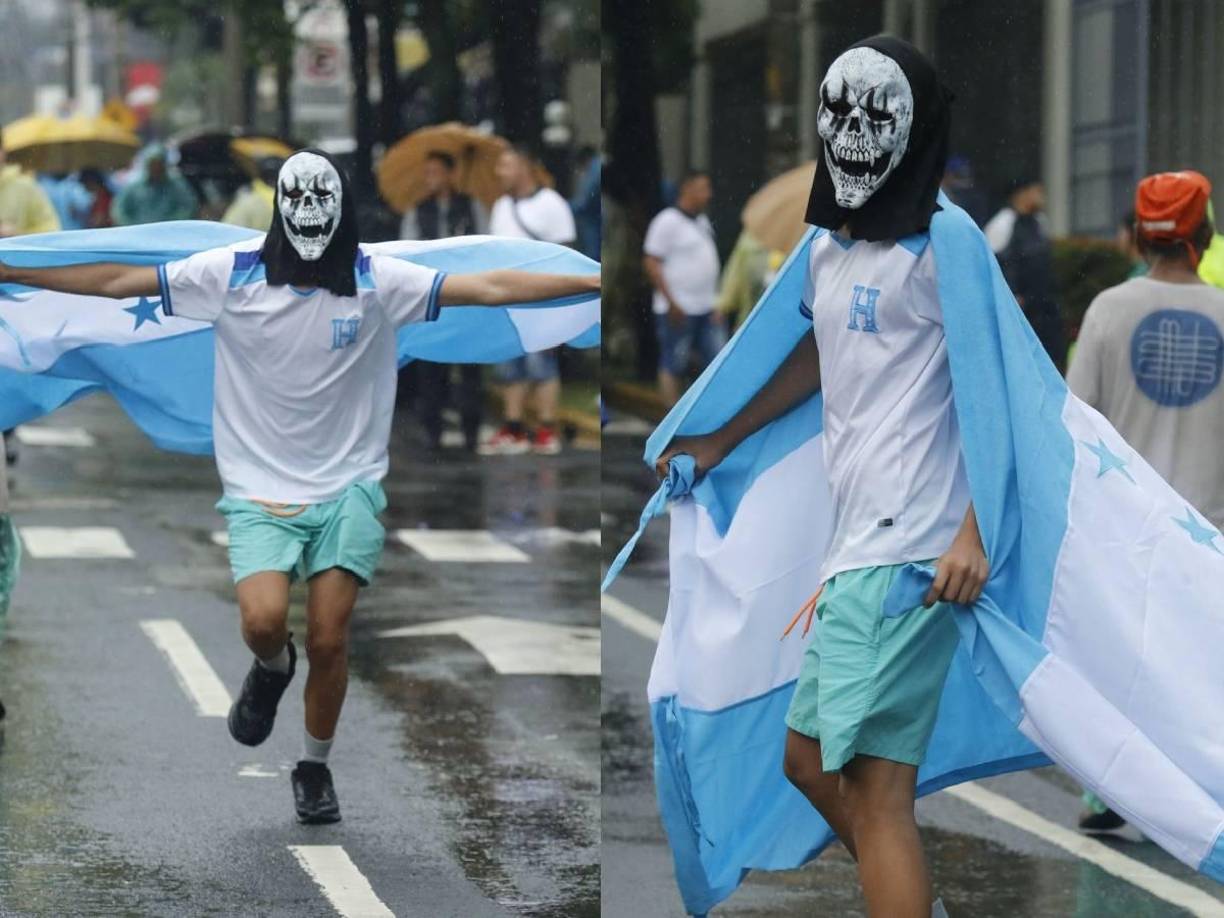 El enmascarado presente en las afueras del Estadio Morazán.