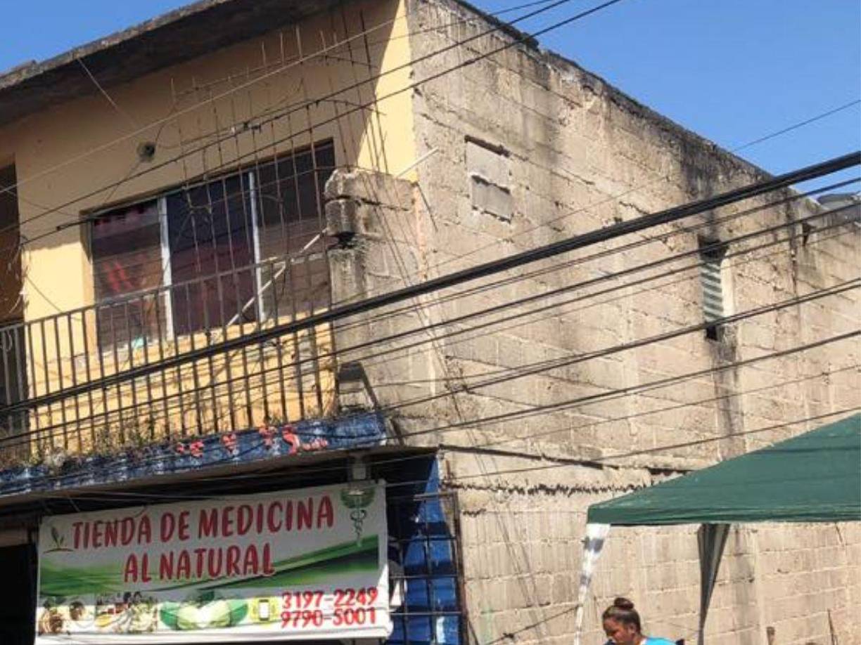 La víctima era dueña de una tienda de medicina natural. Sicarios llegaron a su negocio y la acribillaron a balazos sin mediar palabra.