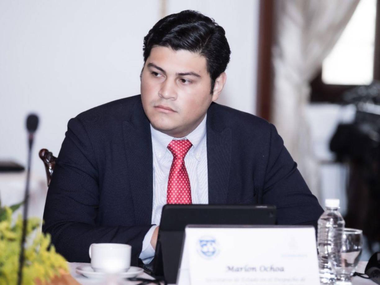 “Marlon, sabemos que en tu mentalidad de activista partidario colocar placas y cambiar el nombre de las obras es importante”, le dijo.