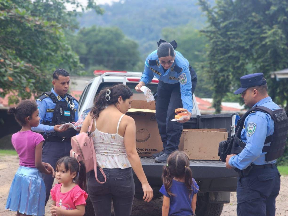 A través de una publicación en sus redes sociales, la Policía relató la tierna acción de dos niñas que se le acercaron a un agente policial y le comentaron la razón por la que les gustaría ser Policías.