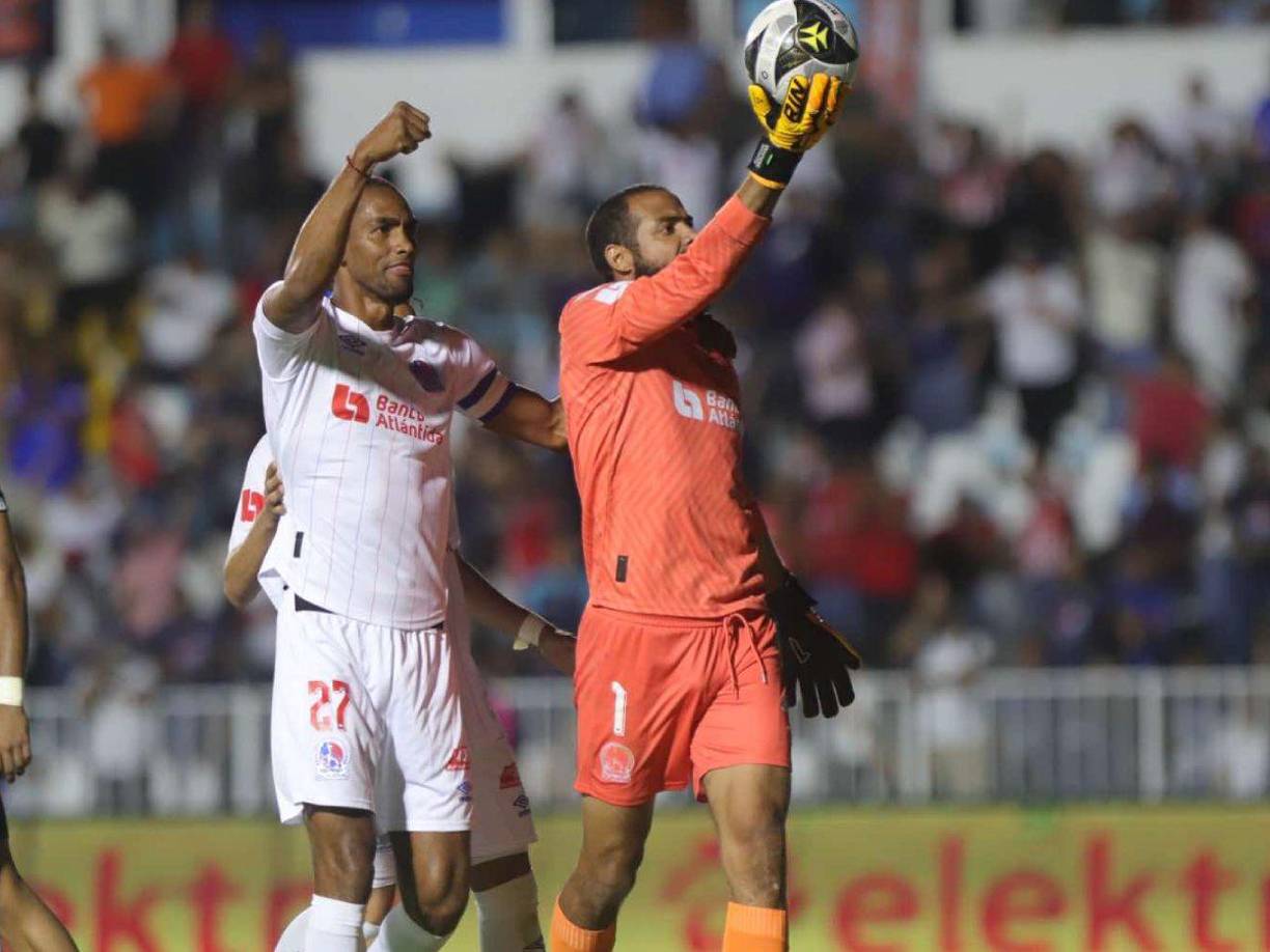 Bengtson se encargó de felicitar a su compañero Menjívar y el portero mostró la pelota al sector donde estaban los aficionados del Olimpia.