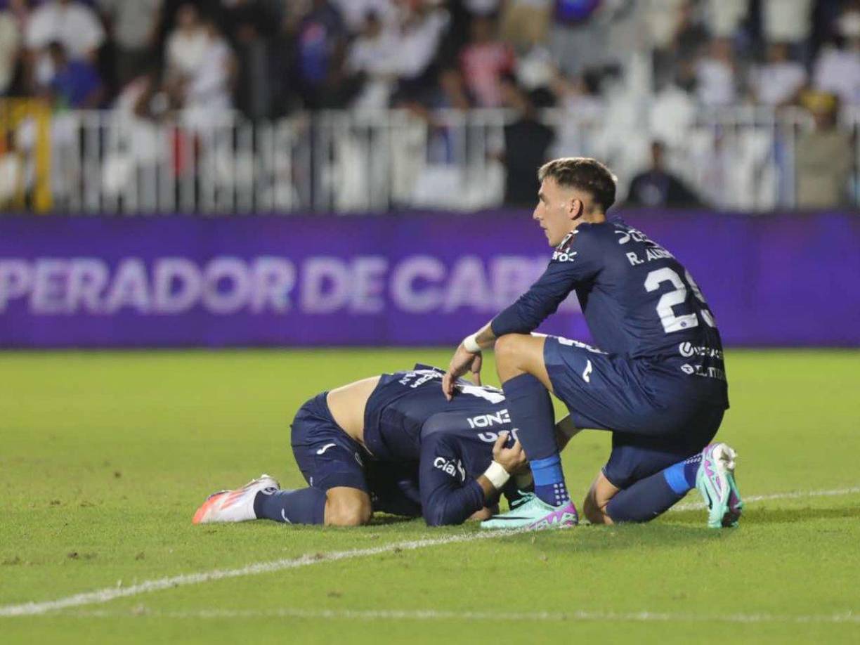 Rodrigo, hermano de Agustín Auzmendi, fue a consolarlo ya que el argentino rompió en llanto por su penal fallado.