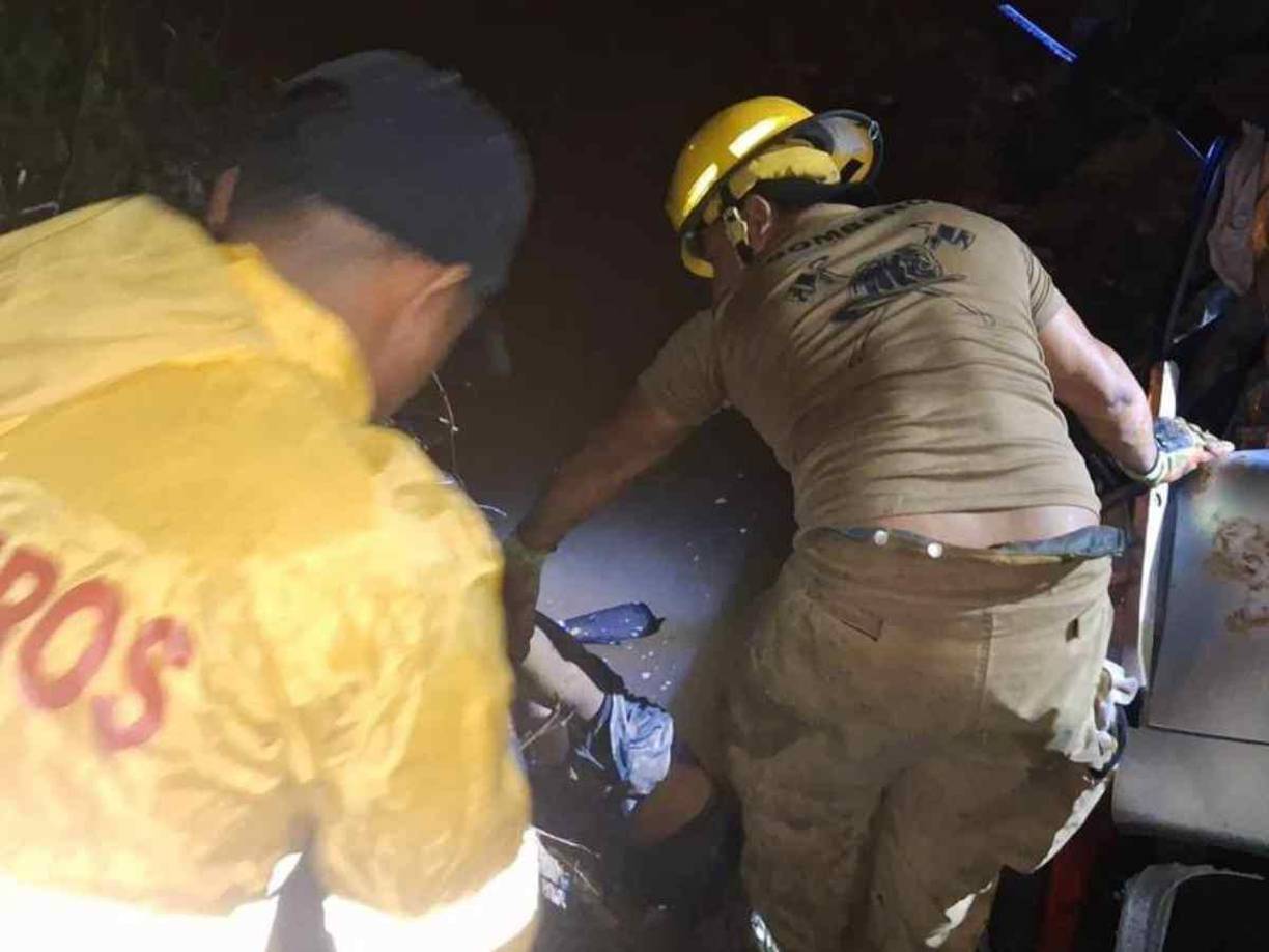 El equipo de Bomberos de Honduras en la escena del accidente en el respectivo levantamiento.