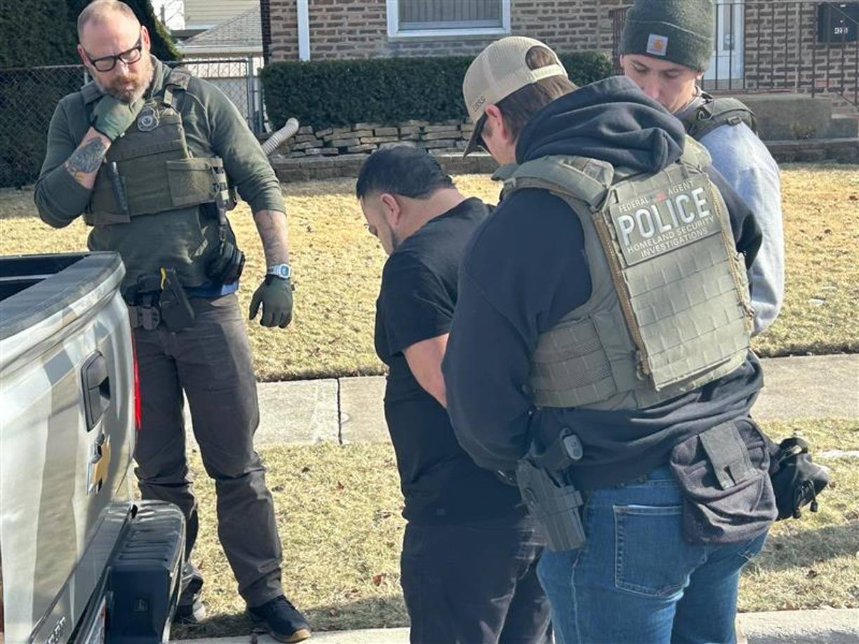 Sólo en la jornada de ayer domingo se produjeron 965 detenciones y se presentaron 554 órdenes de captura, una cifra récord para un sólo día, según datos de ICE, que publica a diario desde el 23 de enero las cifras de detenciones y órdenes de captura con fines de deportación derivadas de la ofensiva de Trump contra la inmigración irregular.