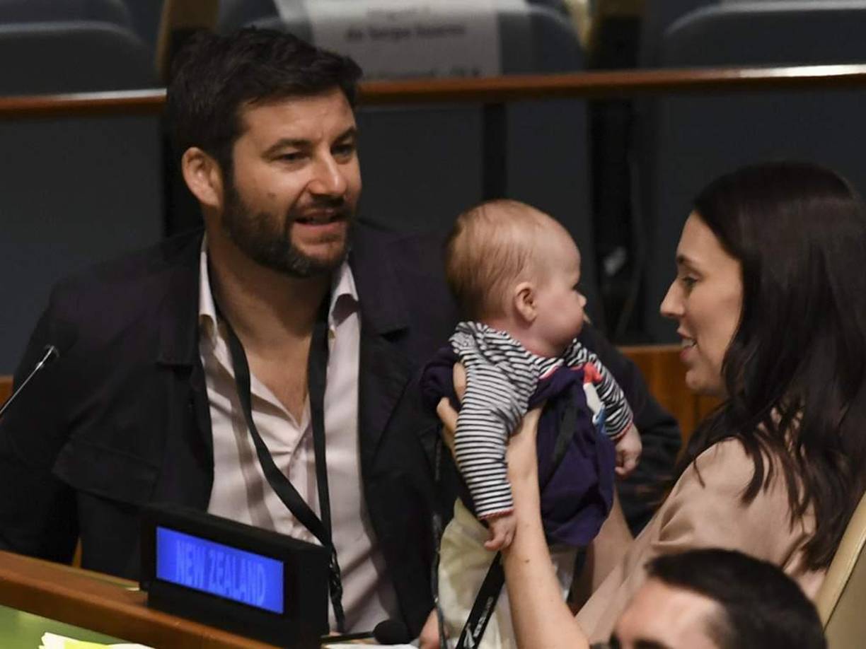 En Nueva Zelanda, la primera ministra Jacinda Ardern anunció que se casará con su pareja desde hace varios años, Clarke Gayford, con quien comparte un hijo. Gayford también recibirá el rol del primer caballero de la nación.
