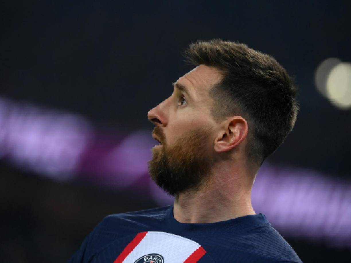 “Después de los festejos en la Argentina, donde fue ovacionado a cada paso, volvió al Parque de los Príncipes y fue silbado por los ultras en la previa del partido con Lyon”, añadieron.