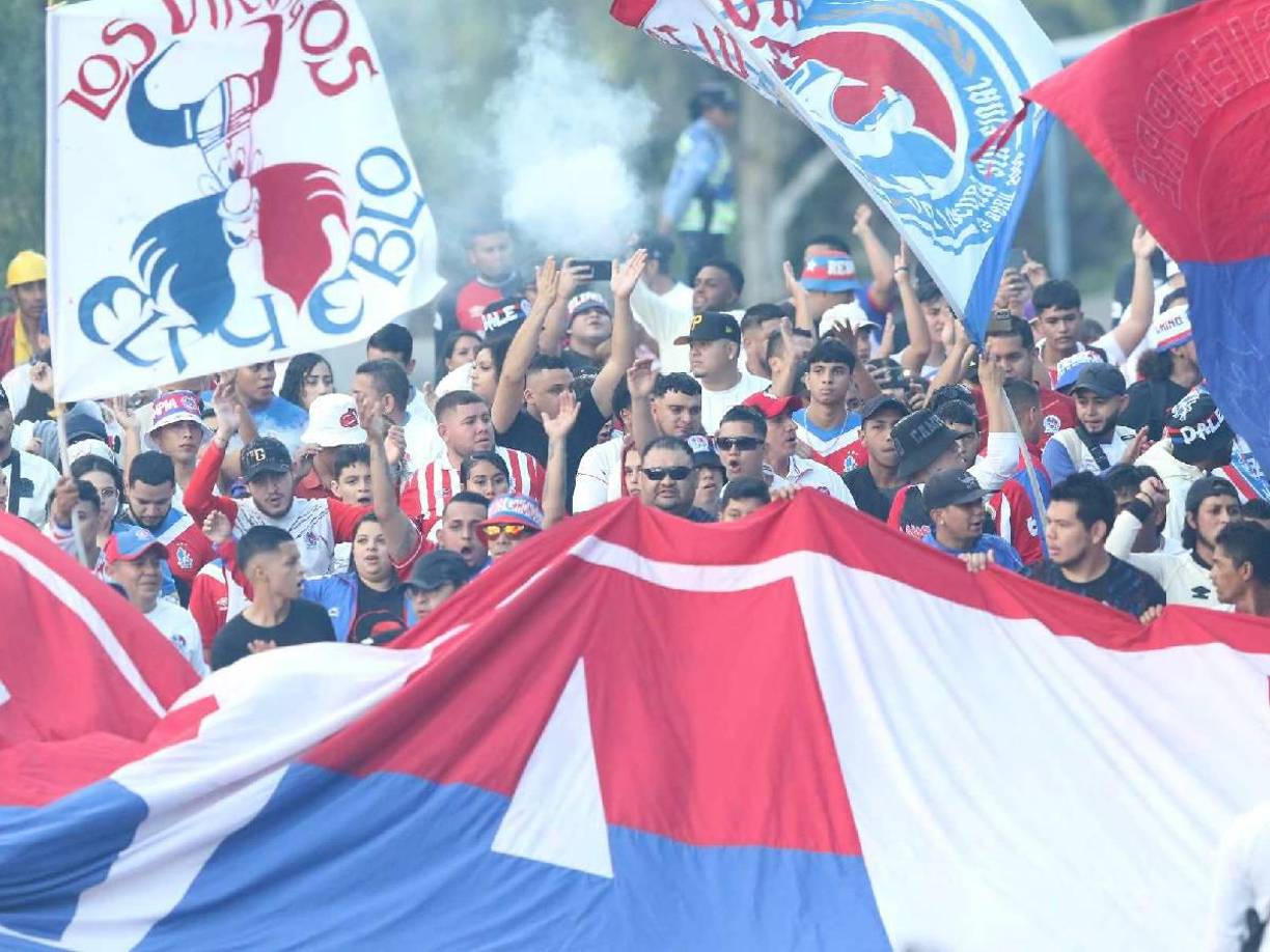La monumental llegada de la afición y barra del Olimpia al Nacional.