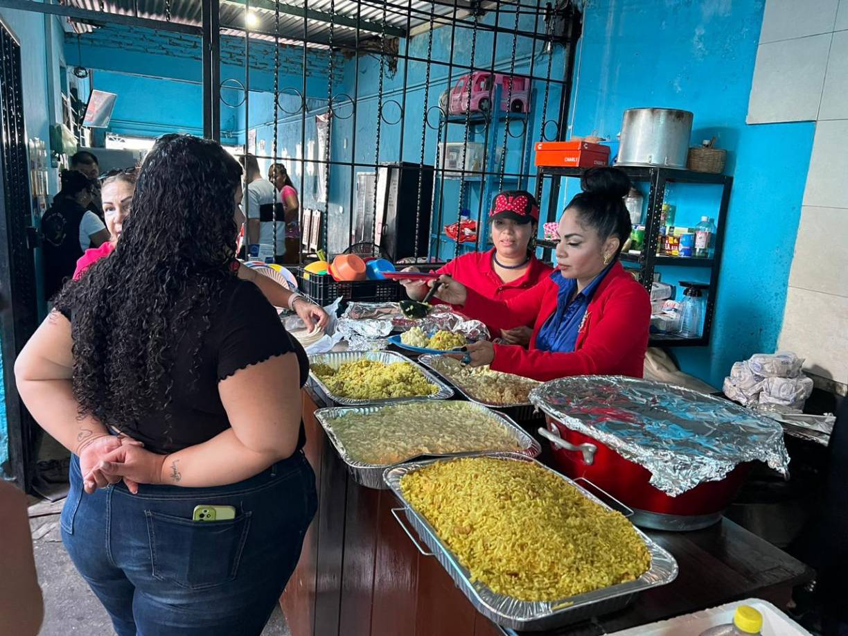 “Todos los del grupo somos empresarios que estamos instalados en Tapachula, nosotros nos inspiramos en Grevil Alvarado. Nosotros lo mirábamos en la bestia (tren) con su mochila regalando agua y poco a poco nos fuimos sumando más”, contó Isabella.