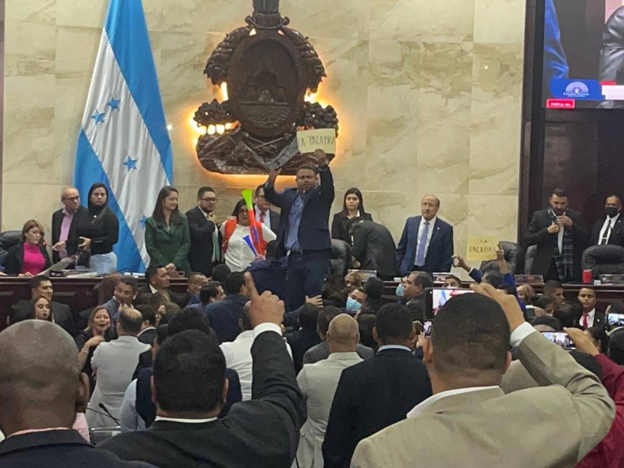 Según Redondo, los diputados nacionalistas agredieron físicamente a personal del Hemiciclo Legislativo y también a congresistas del oficialismo (Partido Libre), destruyendo mobiliario y equipo.