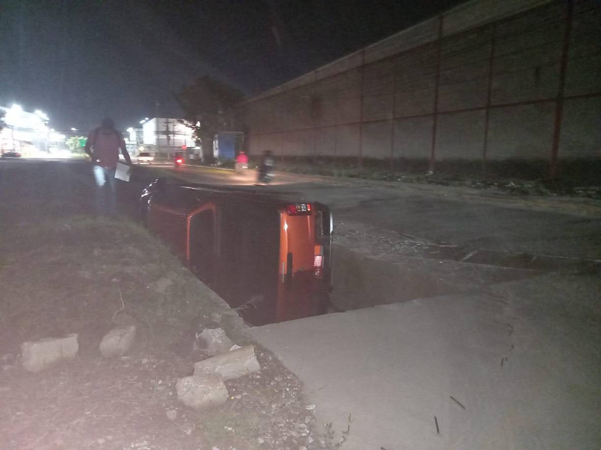 Cabe mencionar que, el carro sufrió daños en su parte derecha y se quebró el vidrio frontal.