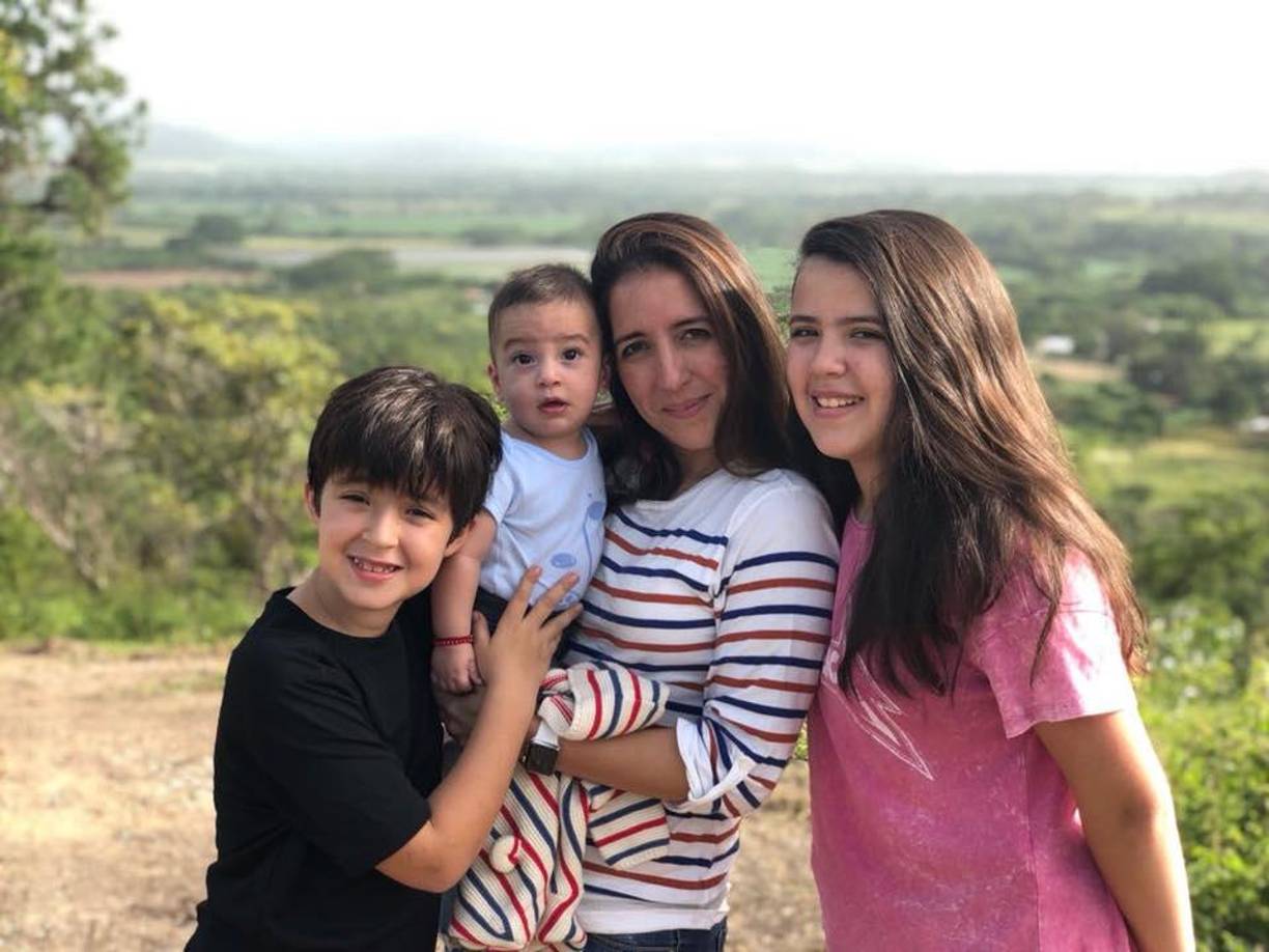 Zoe es madre de tres hijos, entre ellos Irene, quien encabeza la segunda generación de los Zelaya-Castro. Irene es conocida por su talento para cantar. Una de sus reconocidas participaciones en la lucha de su abuela fue en 2013 en la primera postulación, en esa ocasión interpretó “La reconciliación”, a sus ocho años. Irene también deleitó con su voz a los seguidores de Xiomara en la agenda política previo a los pasados comicios del 28 de noviembre.