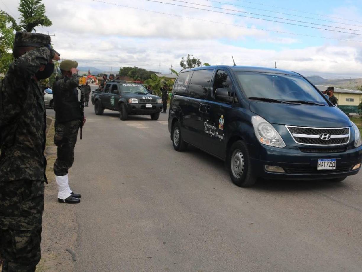 Autoridades de la Policía Militar se despidieron solemnemente del cuerpo de su compañero, mientras era trasladado para su posteior entierro.