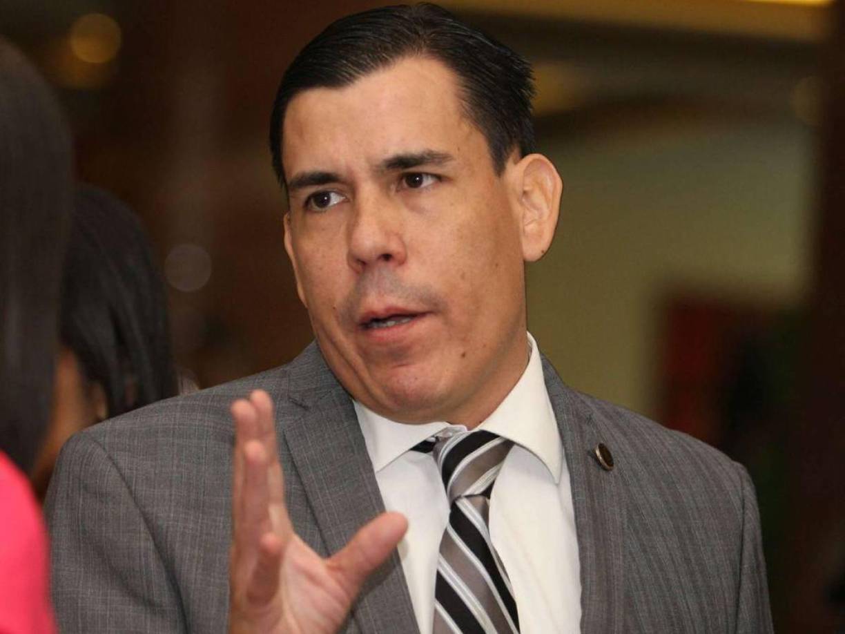 <b>2. Rafael Canales (48 años) </b>Es un conocido profesional del derecho que fungió recientemente como presidente del Colegio de Abogados de Honduras (CAH). 